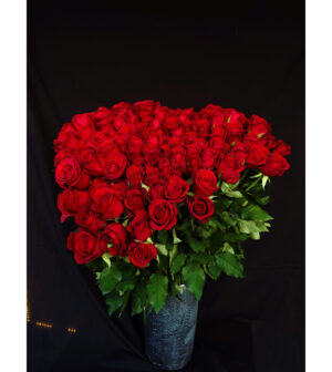 VIP 201 Red roses in black vase